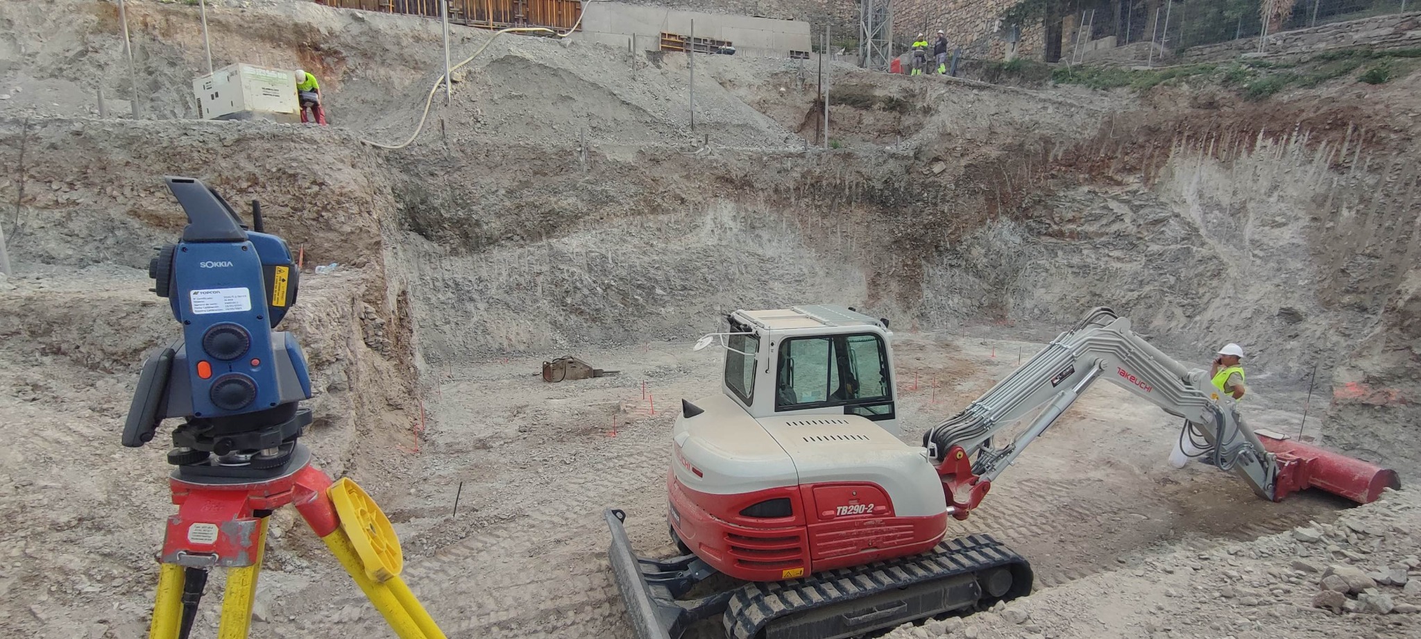 Estación total en excavación